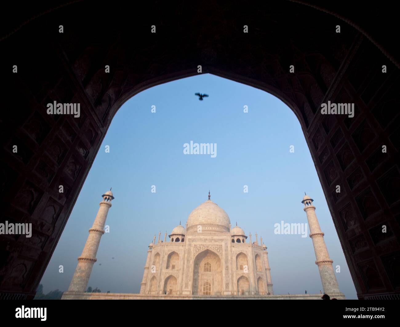 Taj Mahal durch einen Bogen gesehen; Agra, Indien Stockfoto