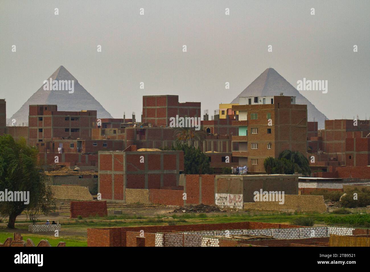 Pyramiden hinter der Stadt Gizeh; Gizeh, Ägypten Stockfoto