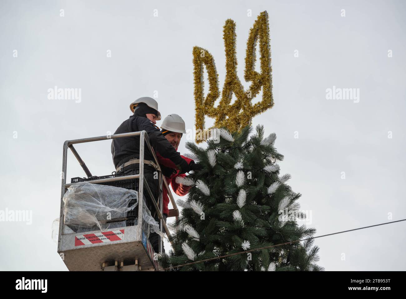 5. 12. 2023 Kiew, Ukraine. Stadtarbeiter schmücken den Weihnachtsbaum mit Dreizack Stockfoto