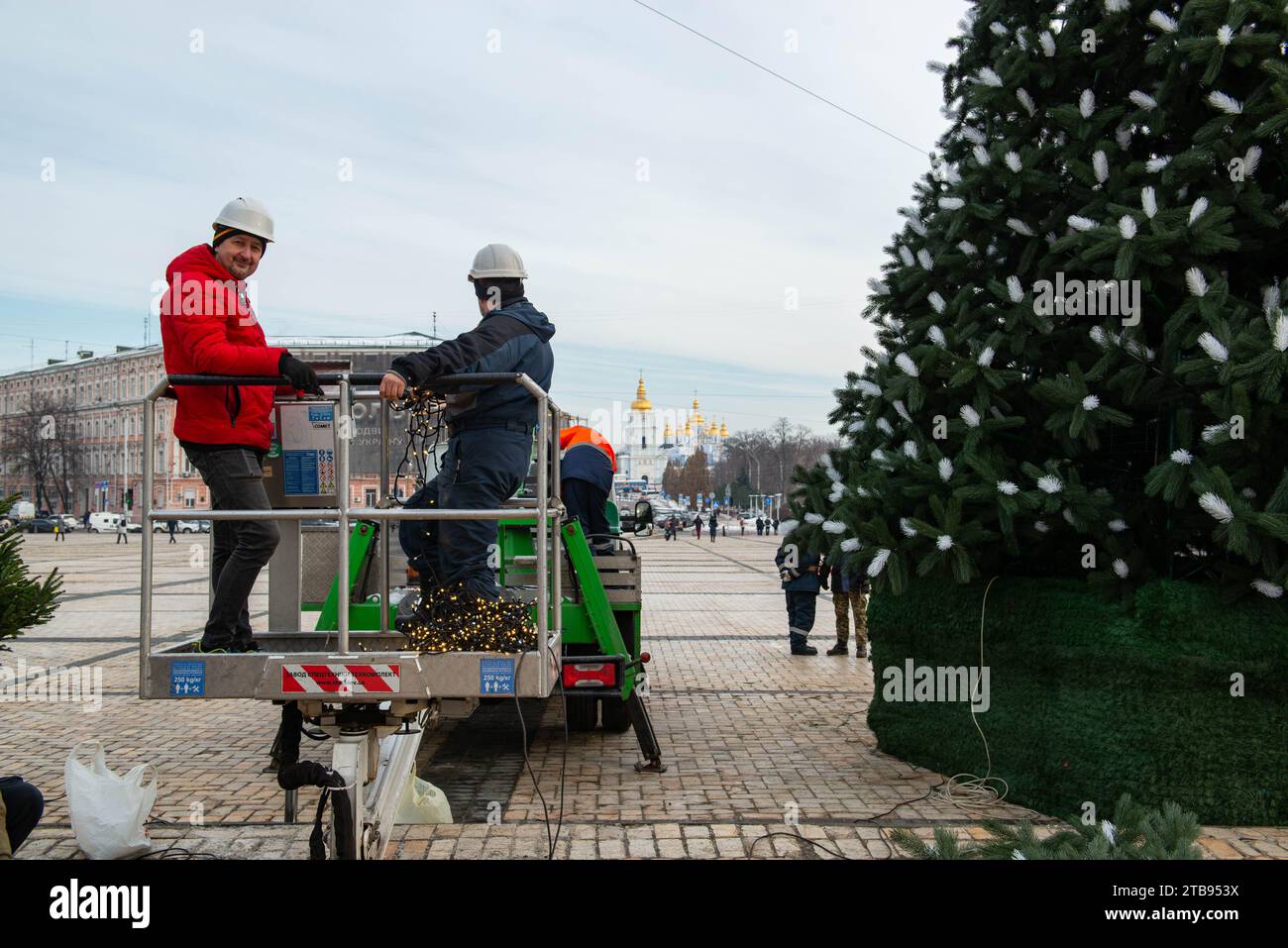 5. 12. 2023 Kiew, Ukraine. Stadtarbeiter bereiten sich auf die Weihnachtsbaumdekoration vor Stockfoto
