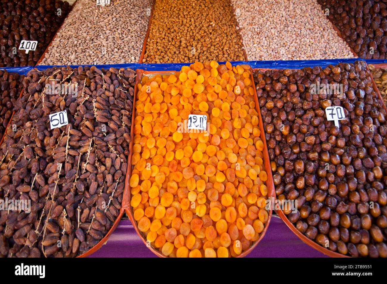 Datteln, Aprikosen und Nüsse zum Verkauf auf einem Markt in der Medina; Marrakesch, Marokko Stockfoto