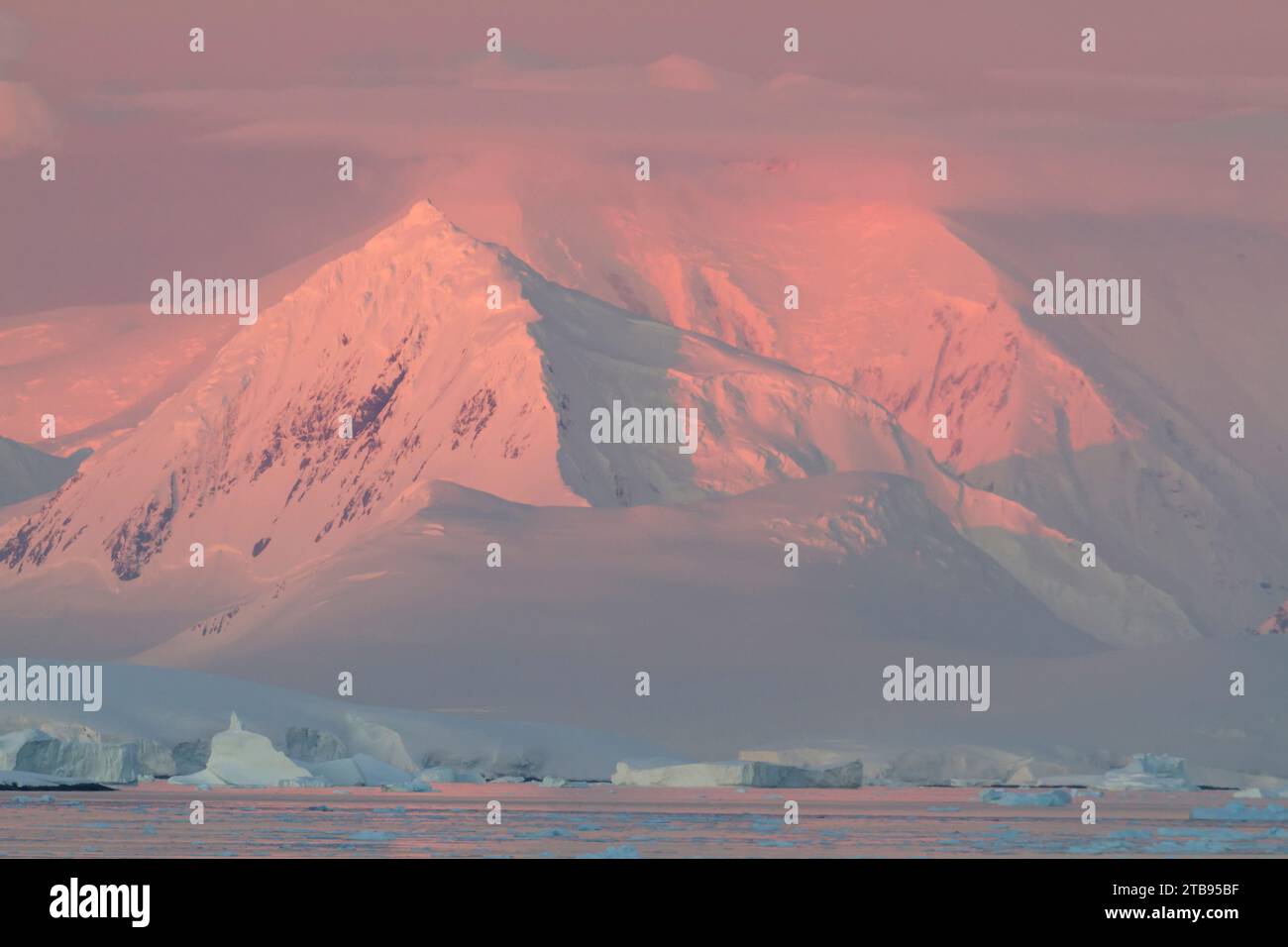 Blick auf Bismarck Strait vom Lemaire Channel bei Sonnenuntergang; Antarktis Stockfoto