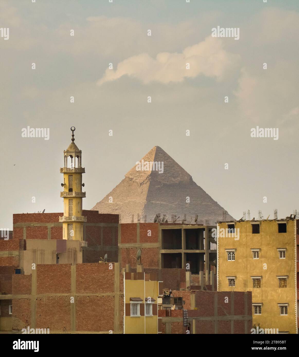 Moscheeminarett und die große Pyramide von Gizeh in Ägypten; Gizeh, Ägypten Stockfoto