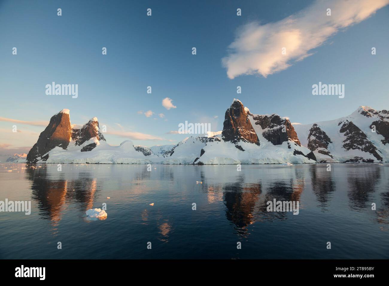 Reflexionen von Klippen und Bergen im Lemaire-Kanal; Antarktis Stockfoto