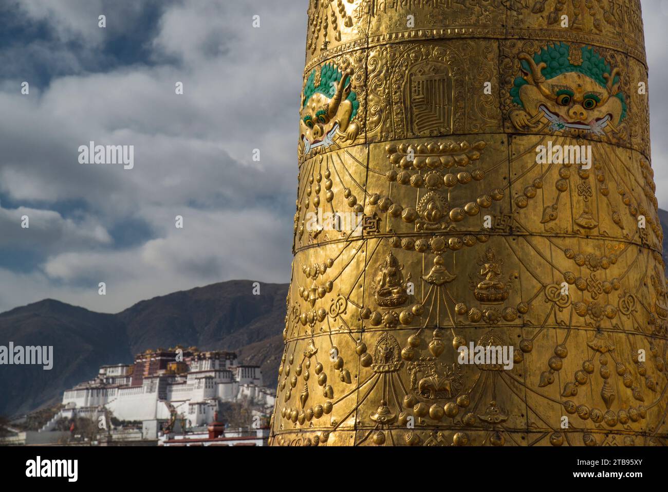 Porta Potola Palast vorbei am riesigen Gebetsrad auf dem Jokhang Tempel; Lhasa, Tibet Stockfoto
