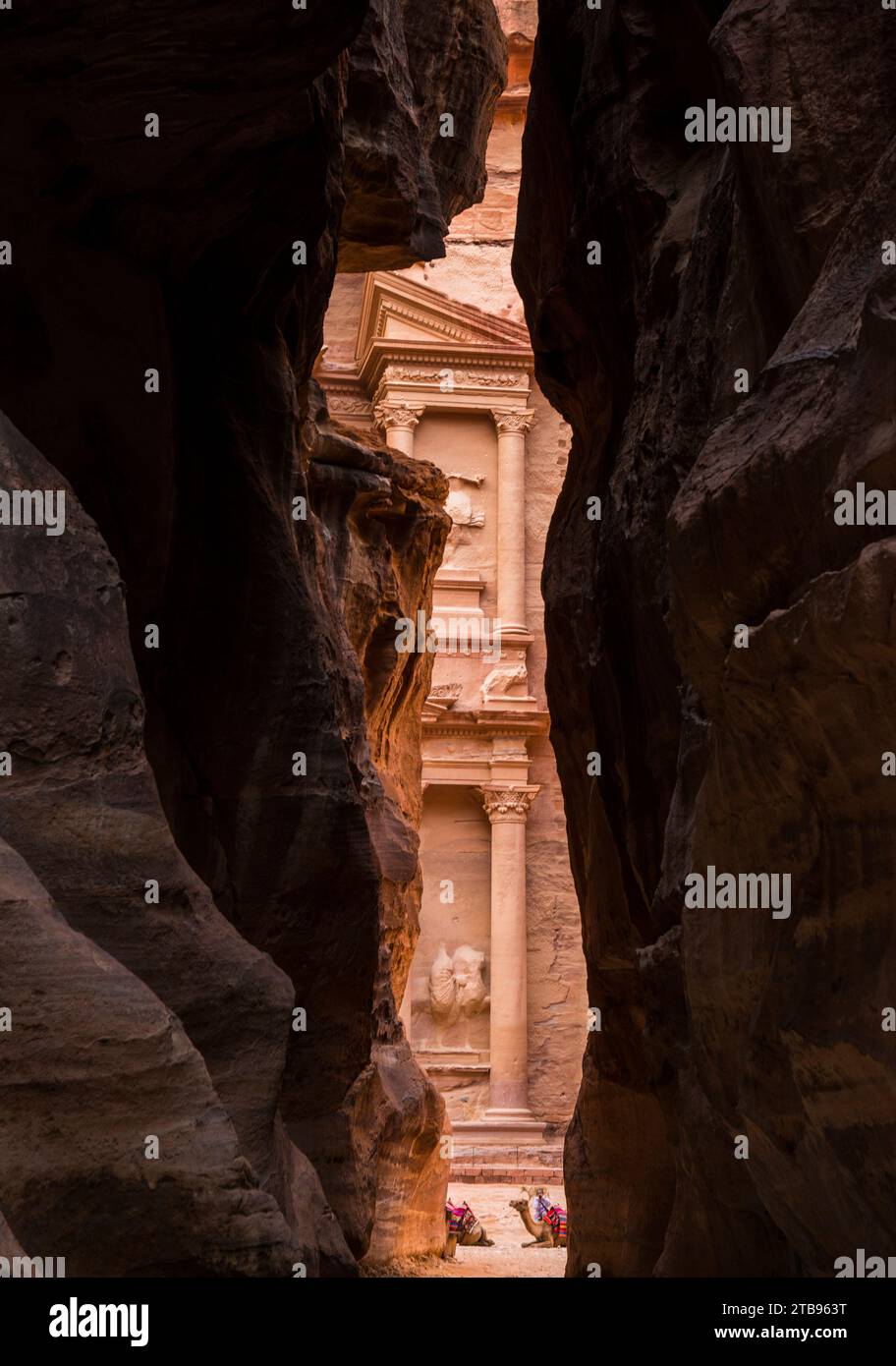 Blick auf die Schatzkammer, al Khazneh, durch den Siq oder Schacht, den Eingang zu Petra; Petra, Jordanien Stockfoto