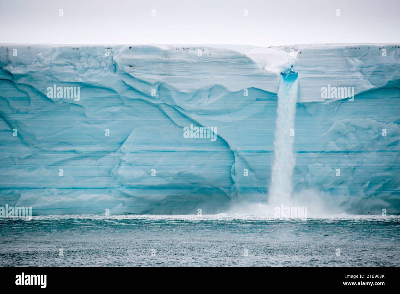 Schmelzwasser strömt über eine Eisklippe von der Oberfläche der Nordaustlandet-Eiskappe, Svalbard, Norwegen Stockfoto