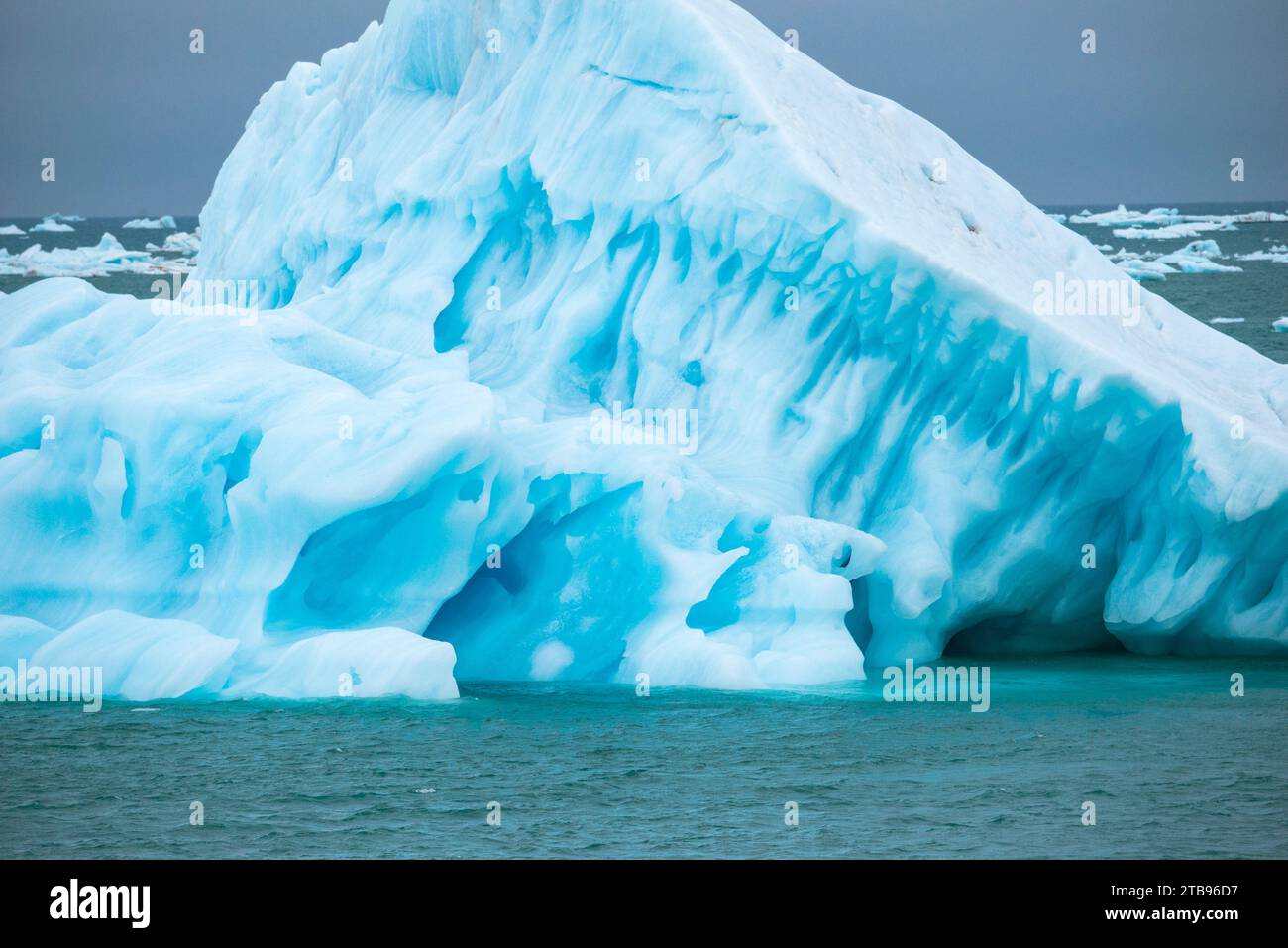 Eisberg im kalten arktischen Wasser der Hinlopenstraße; Svalbard, Norwegen Stockfoto