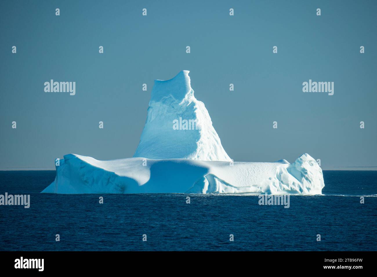 Monument mit Blick auf einen Eisberg in der Labradorsee; Neufundland und Labrador, Kanada Stockfoto