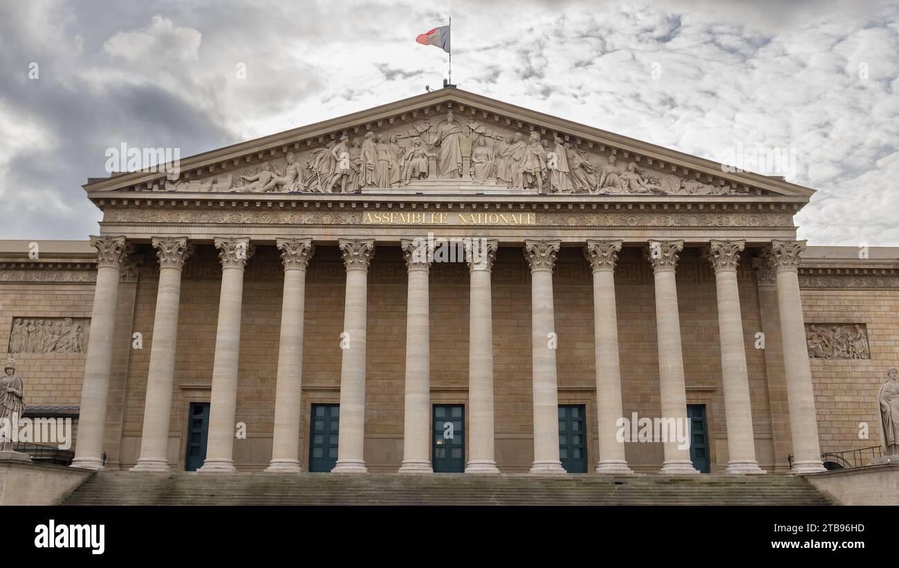 Paris, Frankreich, 2023. Die Fassade des Palais Bourbon, in dem sich die Assemblée nationale, die untere Legislativkammer des französischen Parlaments, befindet Stockfoto