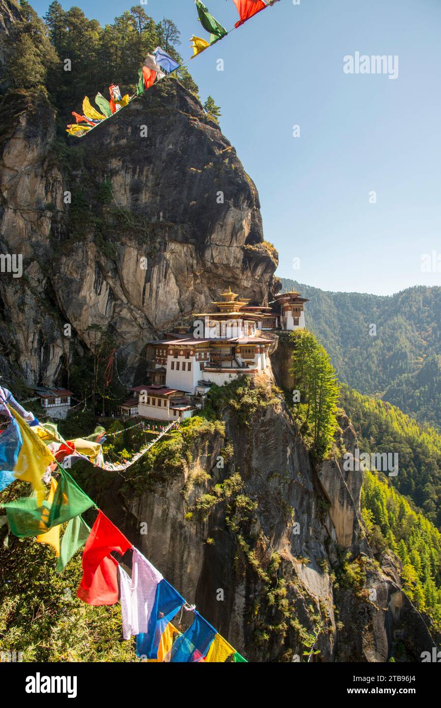 Gebetsfahnen überspannen den Abgrund vor dem Tigernest in Bhutan; Paro, Bhutan Stockfoto