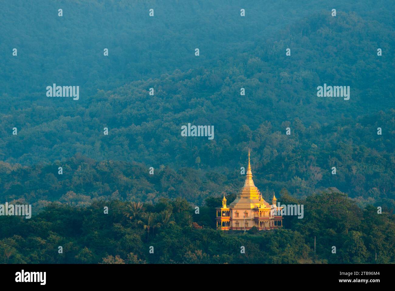 Wat Pa Phon Phao Tempel auf einem Kamm in der Nähe von Luang Pragang; Provinz Luang Prabang, Laos Stockfoto