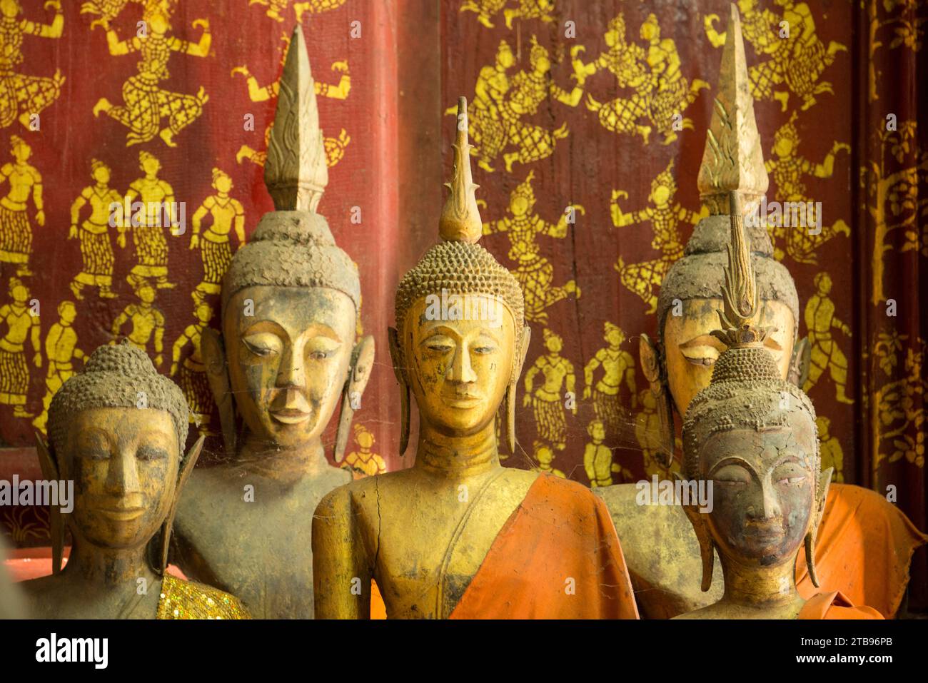 Bronzestatuen im Kloster Wat Xieng Thong; Luang Prabang, Laos Stockfoto