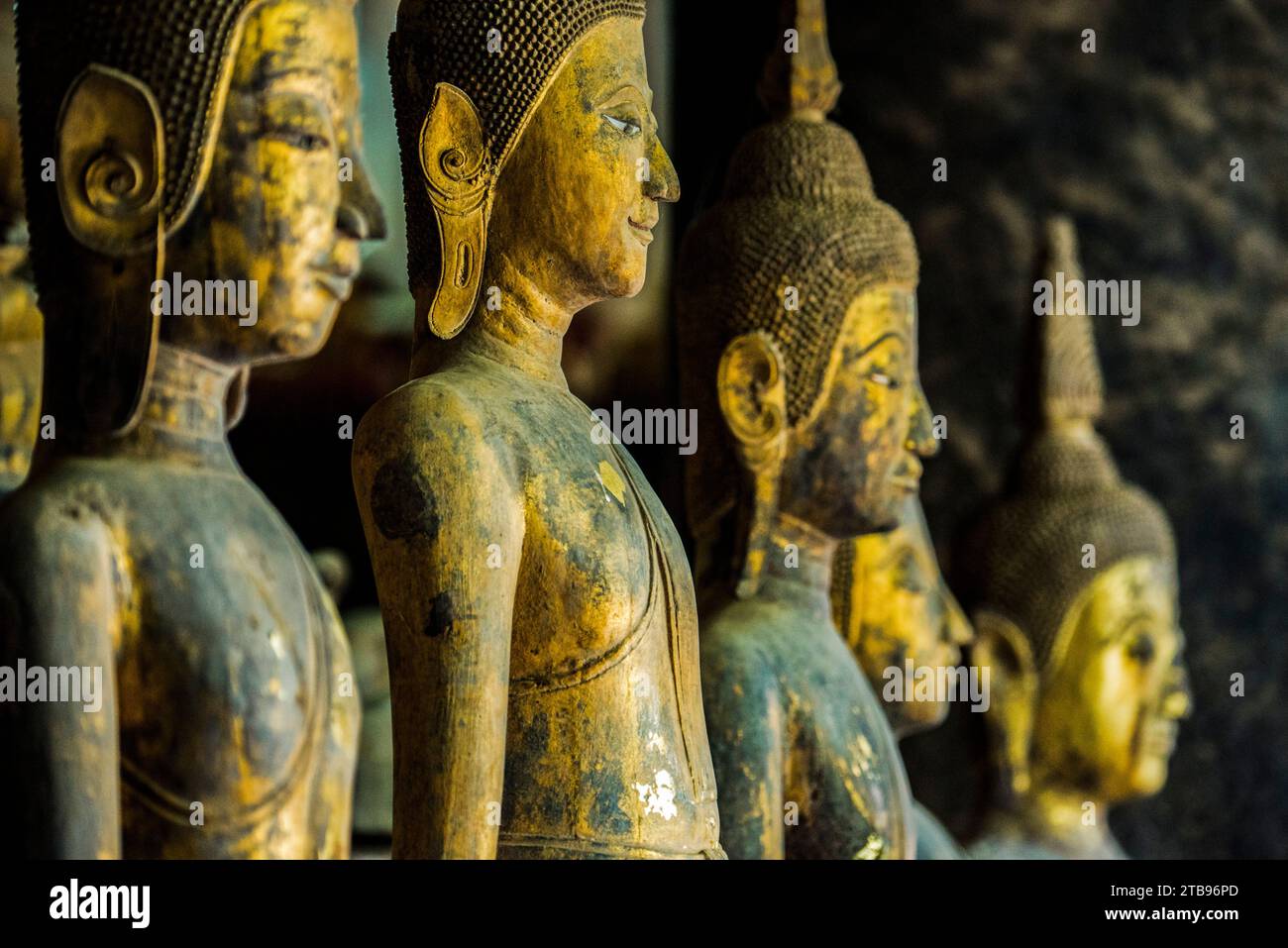 Reihe von stehenden Buddha-Bildern im Wat Visoun, allgemein bekannt als That Makmo; Luang Prabang, Laos Stockfoto