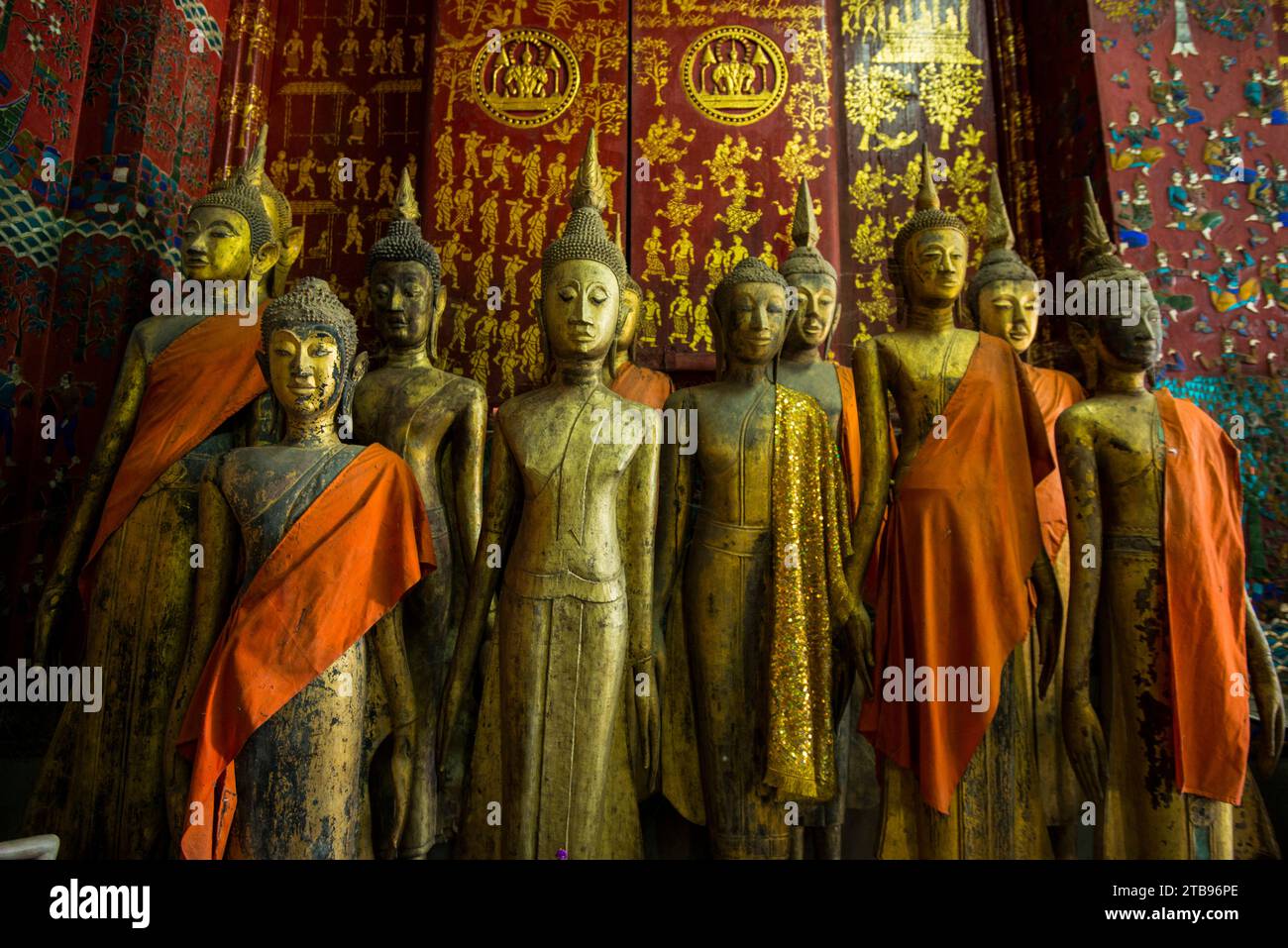 Bronzestatuen im Kloster Wat Xieng Thong; Luang Prabang, Laos Stockfoto