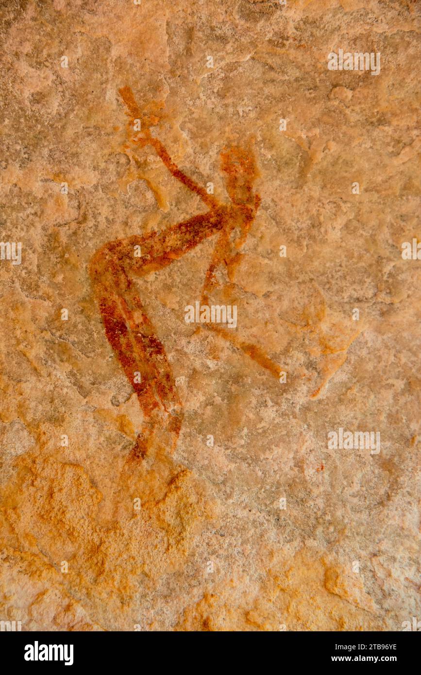 Menschliche Figur, die sich beugt und streckt, dargestellt auf einer Felsmauer, Teil der Bradshaw Rock Gemäldesammlung prähistorischer australischer Kunst Stockfoto