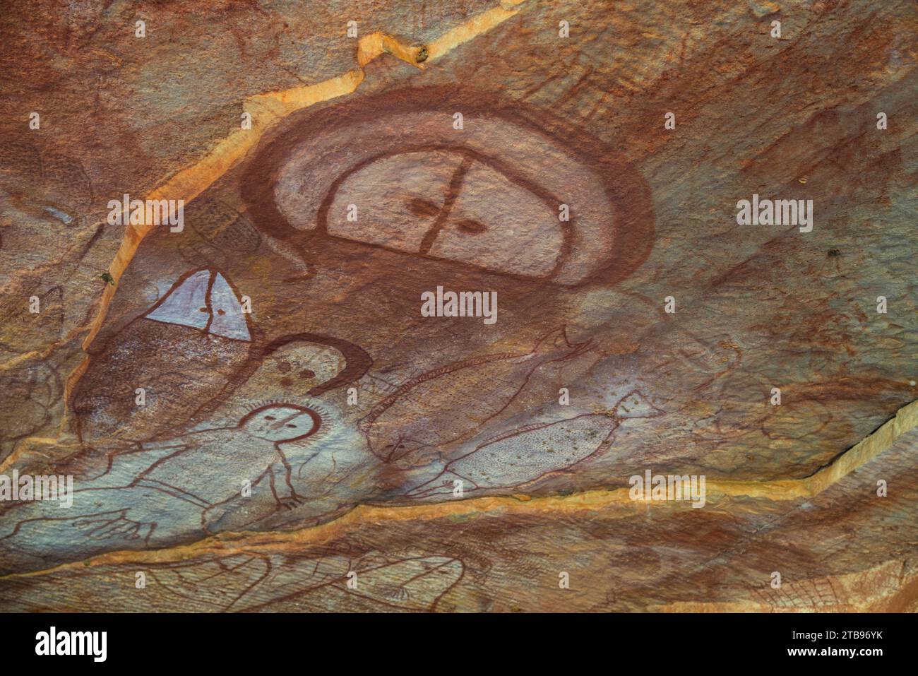 Wandjina-Geisterfiguren in einer Höhle am Floß Point, Teil der Bradshaw Rock Gemäldesammlung prähistorischer australischer Kunst Stockfoto