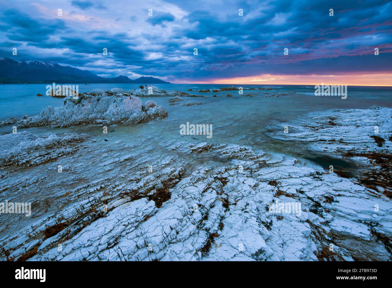 Sonnenaufgangswolken in Kaikoura an der Ostküste der Südinsel Neuseelands; Südinsel, Neuseeland Stockfoto