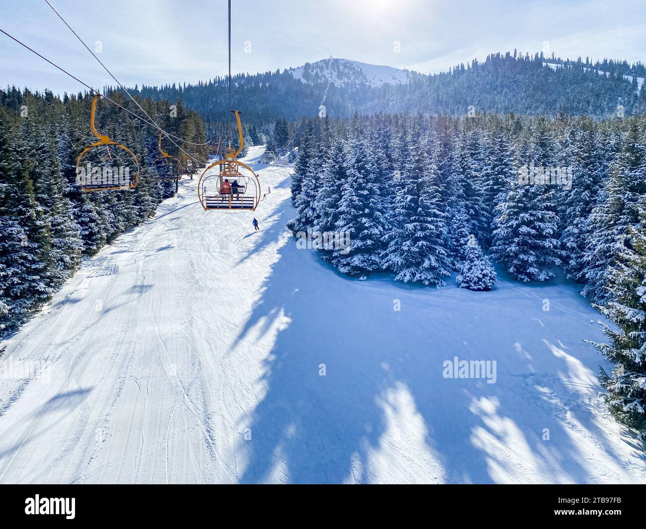 Skilifte im Skigebiet Stockfoto