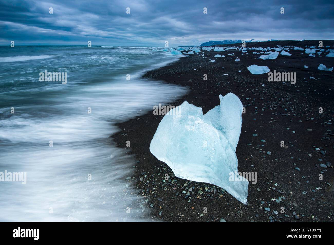 Eisberg von der Lagune Jokulsarlon an einem schwarzen Sandstrand; Island Stockfoto