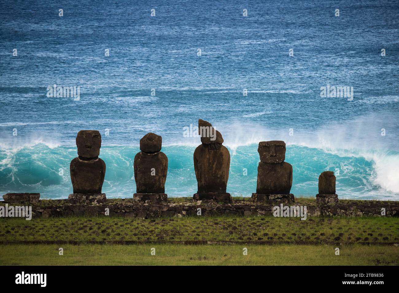 Moai in der Nähe des Ozeans im Ahu Tahai Zeremonial Complex, Rapa Nui National Park auf Osterinsel; Osterinsel Stockfoto
