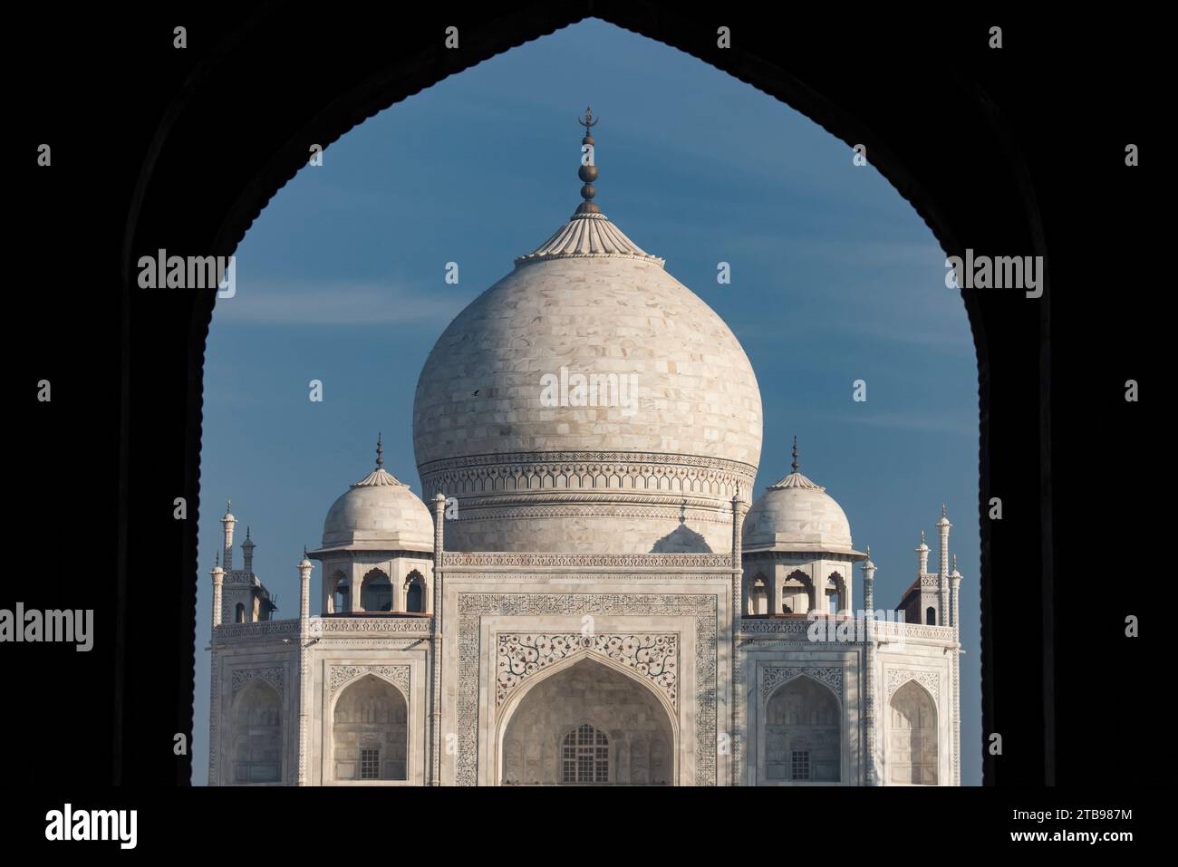 Opulente Schönheit des Taj Mahal und Blick auf den Eingang; Agra, Uttar Pradesh, Indien Stockfoto