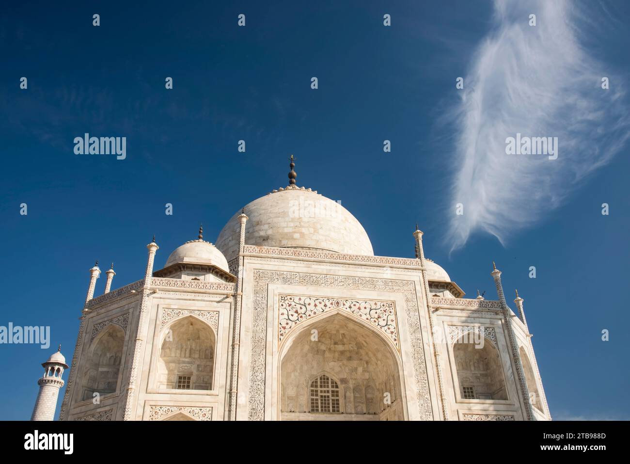 Opulente Schönheit des Taj Mahal und Blick auf den Eingang vor einem hellblauen Himmel; Agra, Uttar Pradesh, Indien Stockfoto