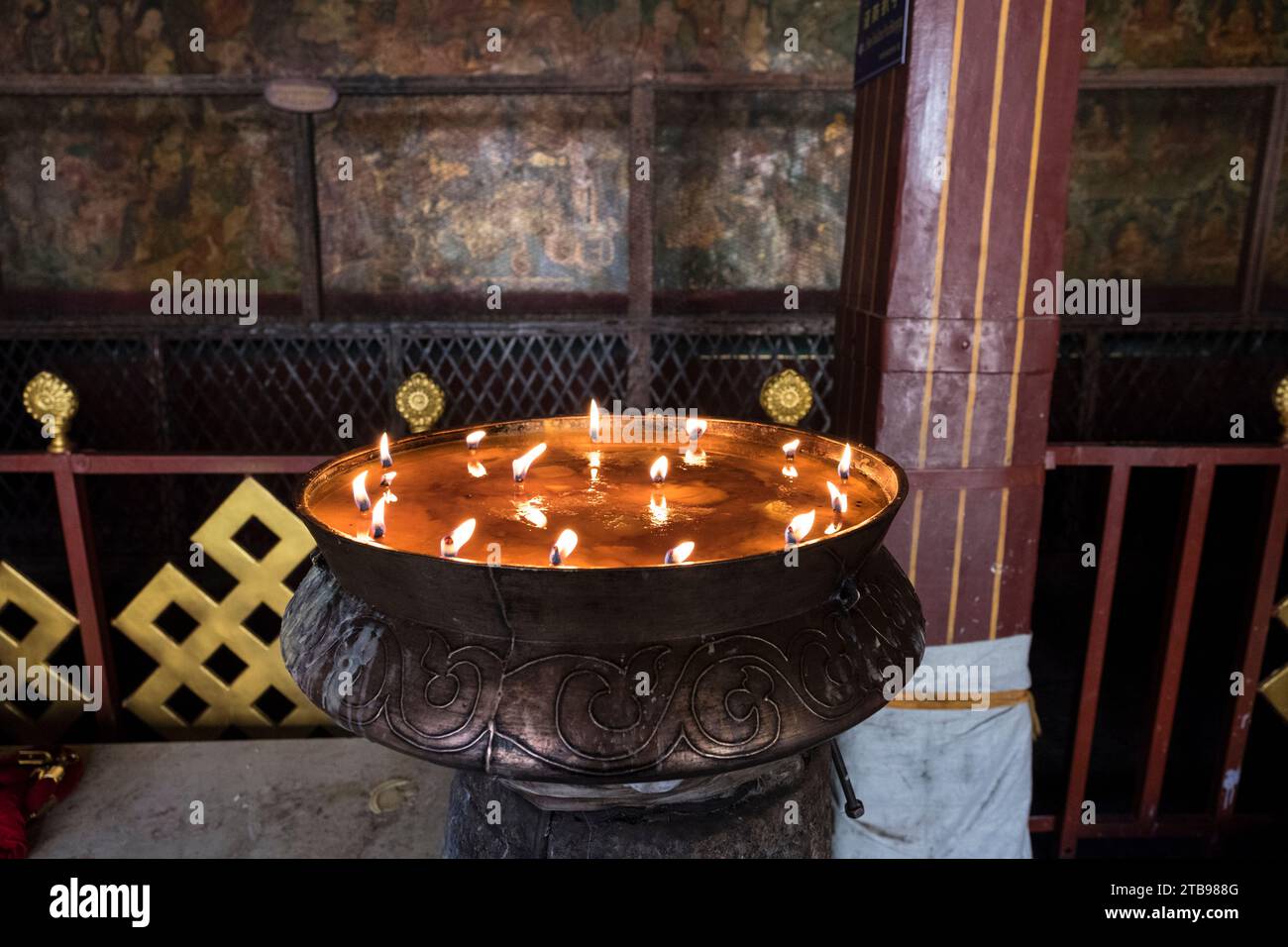 Yak Butter Kerzen brennen im Jokhang Tempel Kloster; Lhasa, Tibet, China Stockfoto