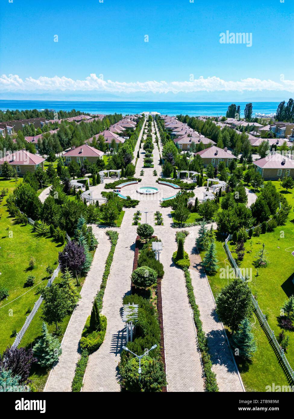 Blick aus der Vogelperspektive auf die Resort-Apartments im Issyk Kul See Stockfoto