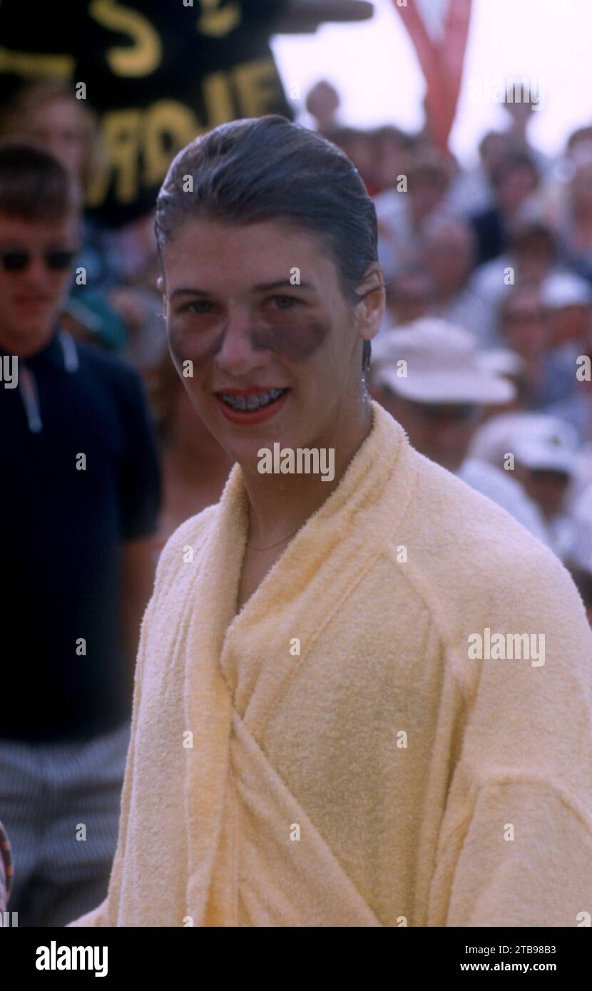 DAYTONA BEACH, FL - 8. APRIL: Die amerikanische Schwimmerin Wanda Werner steht in einem Bademantel vor dem Pool während des A.A.U. National Outdoor Meetings am 8. April 1956 in Daytona Beach, Florida. (Foto von Hy Peskin) *** örtlicher Bildtitel *** Wanda Werner Stockfoto