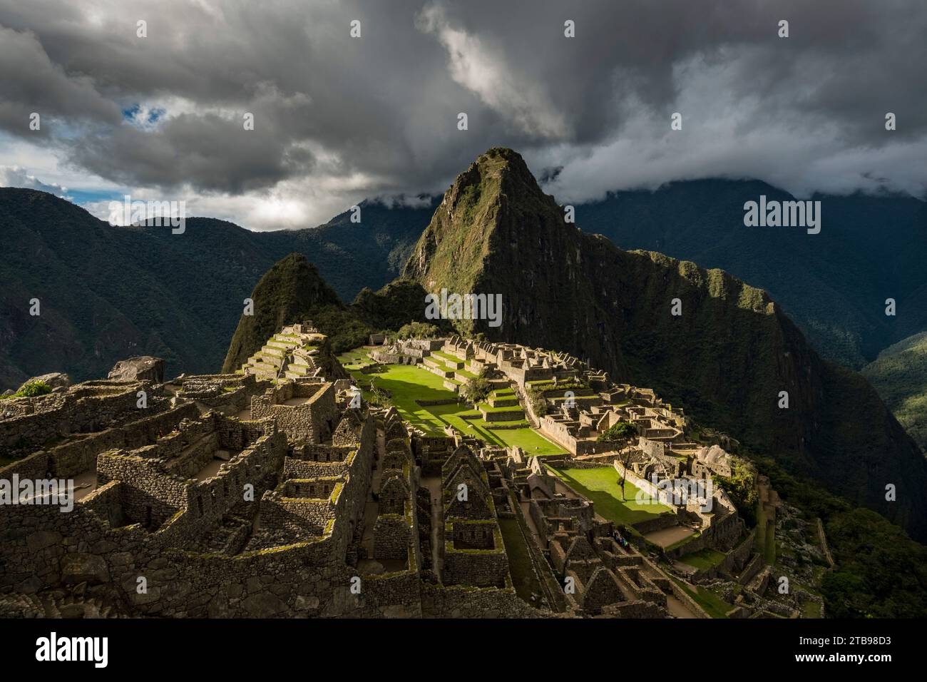 Inka-Ruinen von Machu Picchu mit rekonstruierten Steinbauten; Peru Stockfoto