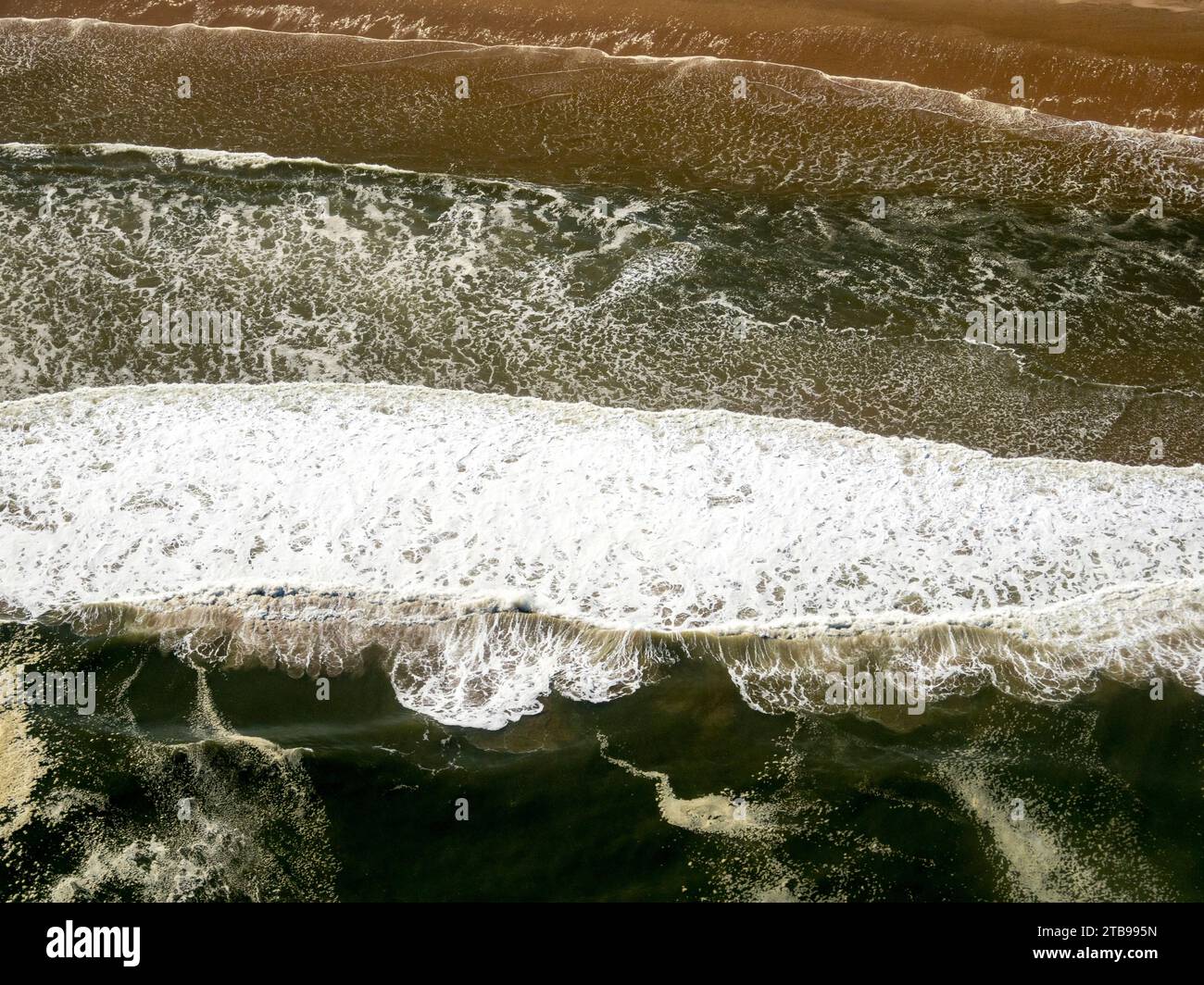 Aus der Vogelperspektive der Surfwellen entlang der Skeleton Coast; Walvis Bay, Conception Bay, Skeleton Coast, Namibia Stockfoto