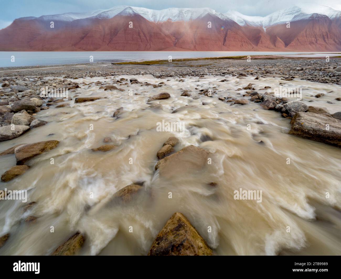 Der Abfluss eines Hochgletschers geht hinunter ins Meer; Spitzbergen, Friesland, Svalbard, Norwegen Stockfoto