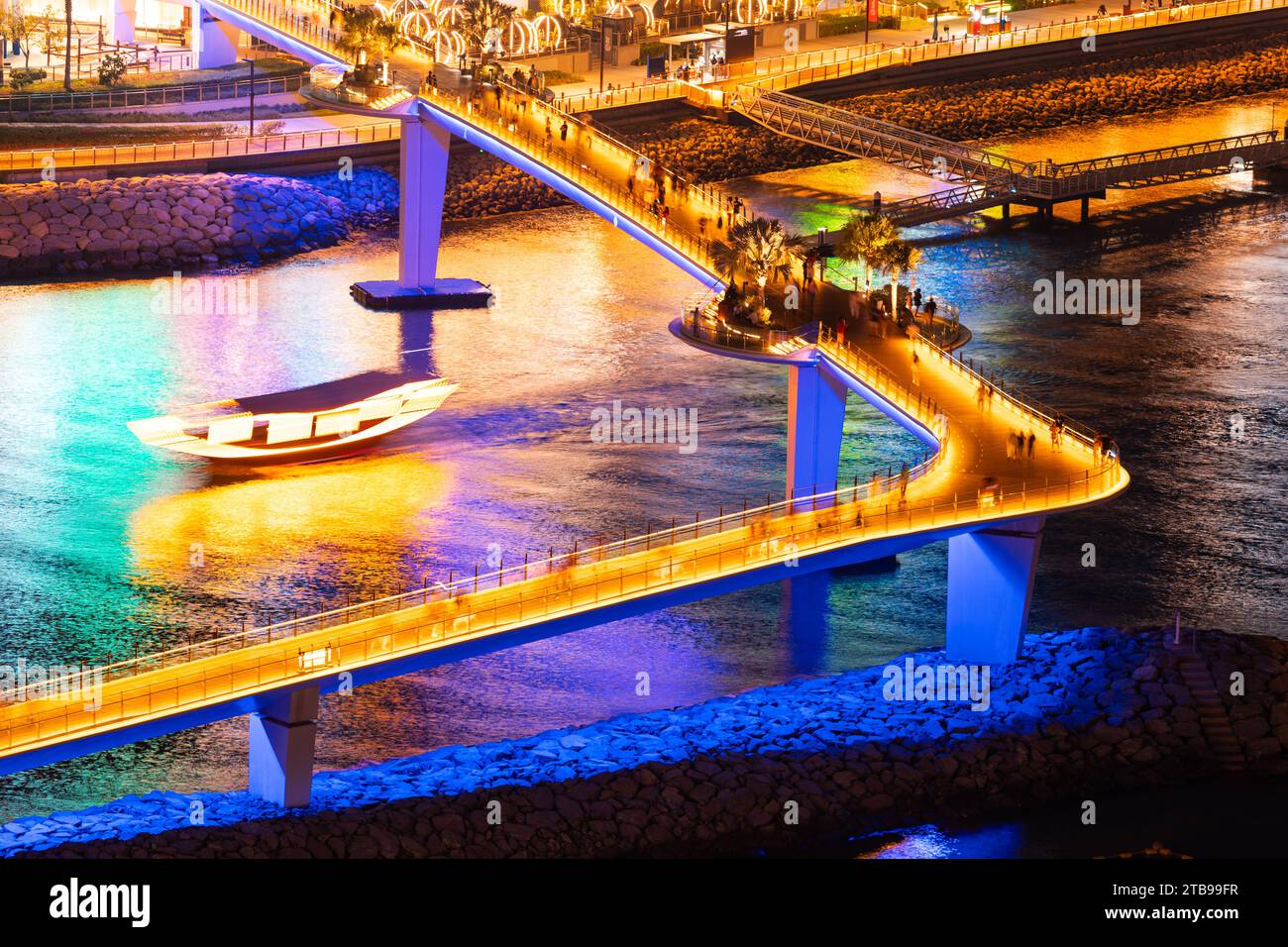 Dubai, Vereinigte Arabische Emirate - 21. Juni 2023: Bluewaters Fußgängerbrücke in Dubai nahe der Ain Dubai Ferris Stockfoto