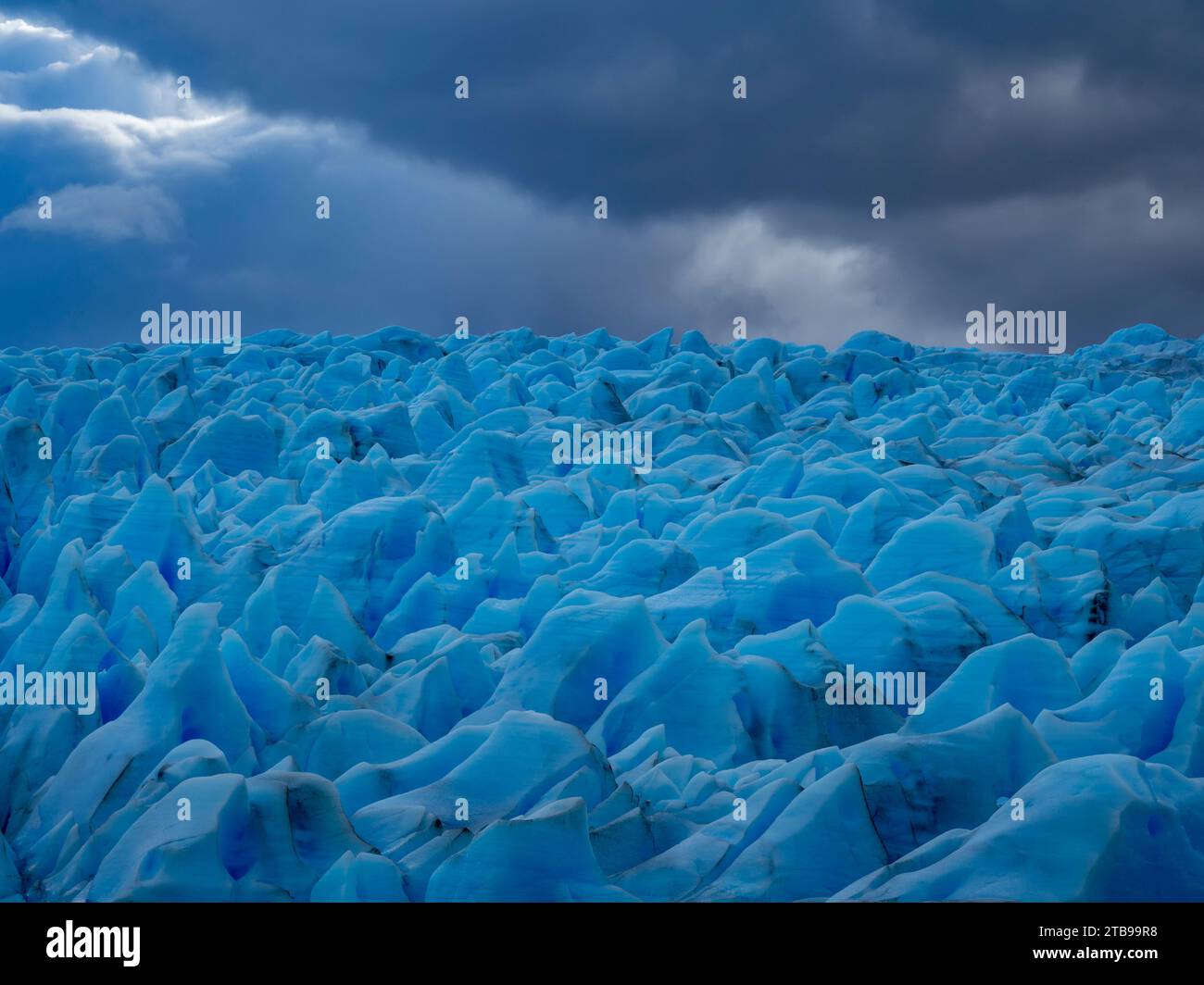 Blaues Eis vom Graugletscher, das vom drittgrößten Eisfeld, dem südpatagonischen Eisfeld im Torres del Paine-Nationalpark, herabfällt Stockfoto