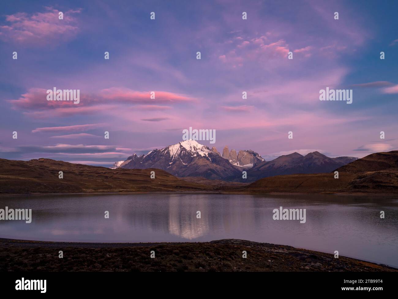 Sonnenaufgang auf den Türmen von Paine spiegelt sich im Lago Amarga im Torres del Paine Nationalpark; Patagonien, Chile Stockfoto