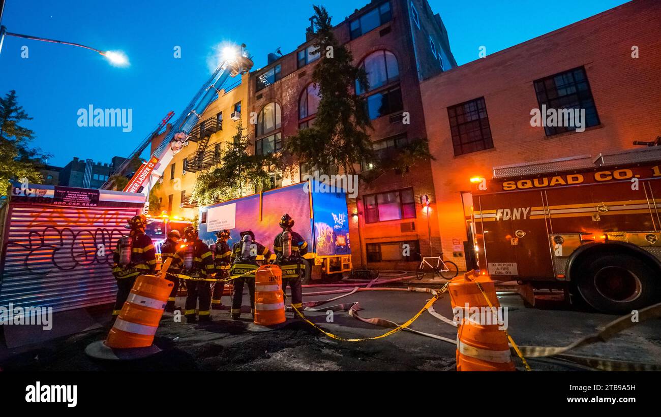 New York, USA – 18. Dezember 2021: Feuerwehrleute der New York City Feuerwehr löschen das Feuer Stockfoto