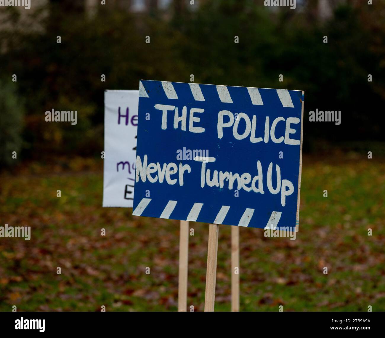 London, Großbritannien. November 2023. Kampagne Gruppe tötete Frauen Demonstration in Victoria Tower Gardens mit Plakaten für jede Frau, die ihr Leben durch häusliche Gewalt verloren hat, um die Zahl der von Männern getöteten Frauen zu verringern und Bildung zu schaffen, um gegen frauenfeindliche Einstellungen vorzugehen, da die Familien der Opfer mehr Maßnahmen forderten, um zu stoppen Titel: Richard Lincoln/Alamy Live News Stockfoto