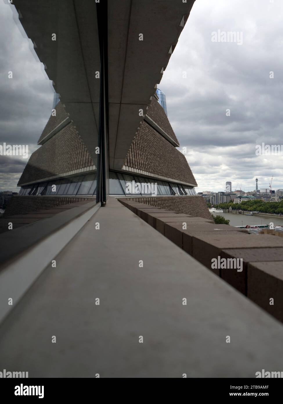 Blick auf den Fußweg und die Erweiterung des Blavatnik Building zur Tate Modern Art Gallery and Museum in Bankside, London, England, Großbritannien Stockfoto