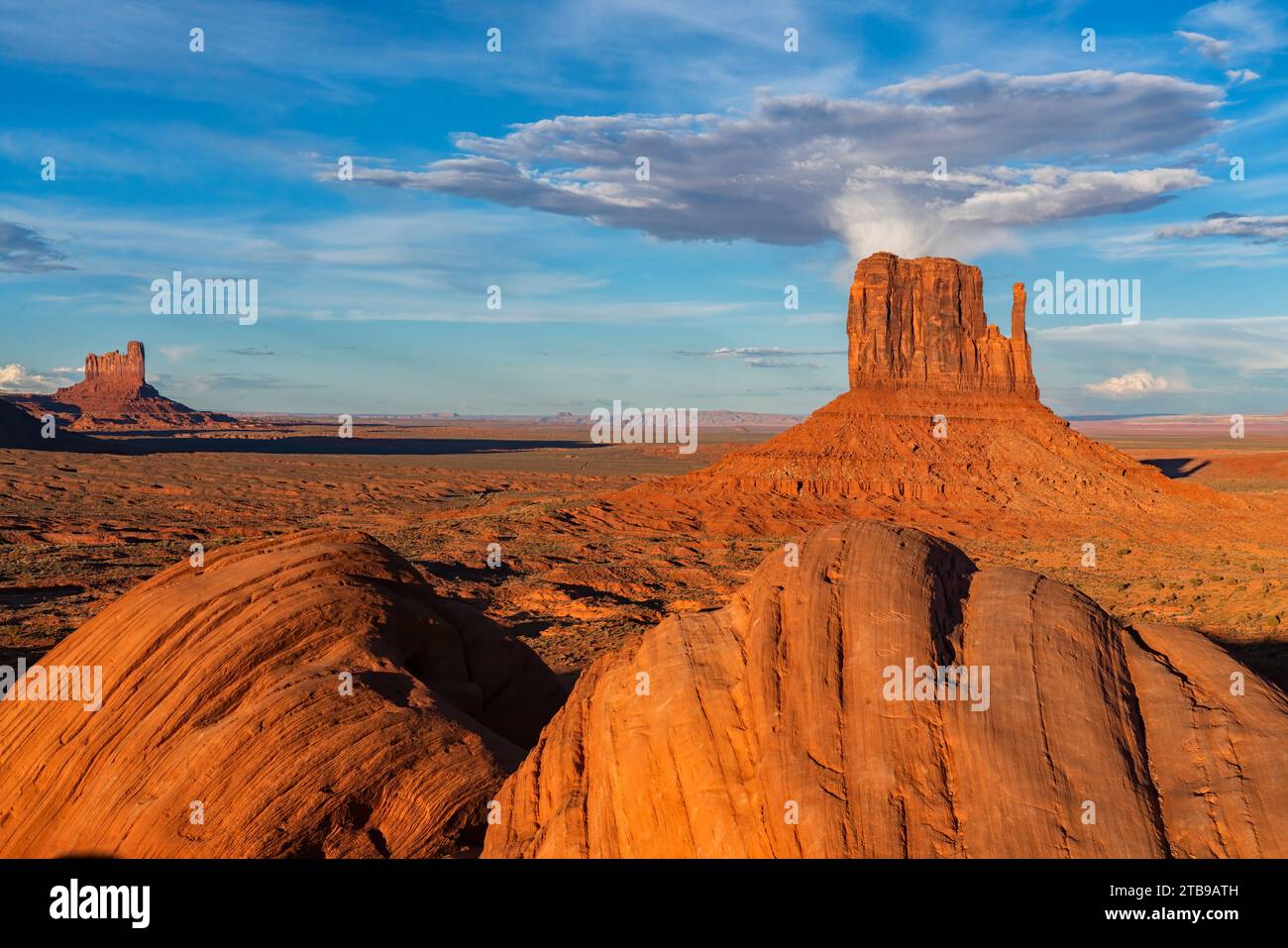 Felsformationen im Monument Valley, Arizona. Der rote Felsen leuchtet bei Sonnenuntergang, wenn das Licht sie trifft; Arizona, Vereinigte Staaten von Amerika Stockfoto