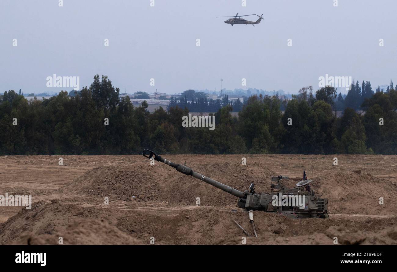 Süd-Israel, Israel. Dezember 2023. Ein israelischer 155-mm-Selbstfahrer, der am 5. Dezember 2023 in der Nähe des Gazastreifens im Süden Israels als Air-Fore-Hubschrauber in der Nähe des Gazastreifens positioniert wurde. Artilleriebeschuss und Bombenangriffe der israelischen Luftwaffe auf den Gazastreifen werden fortgesetzt, da die Bodenkräfte nun im südlichen Gazastreifen operieren. Foto von Jim Hollander/UPI Credit: UPI/Alamy Live News Stockfoto