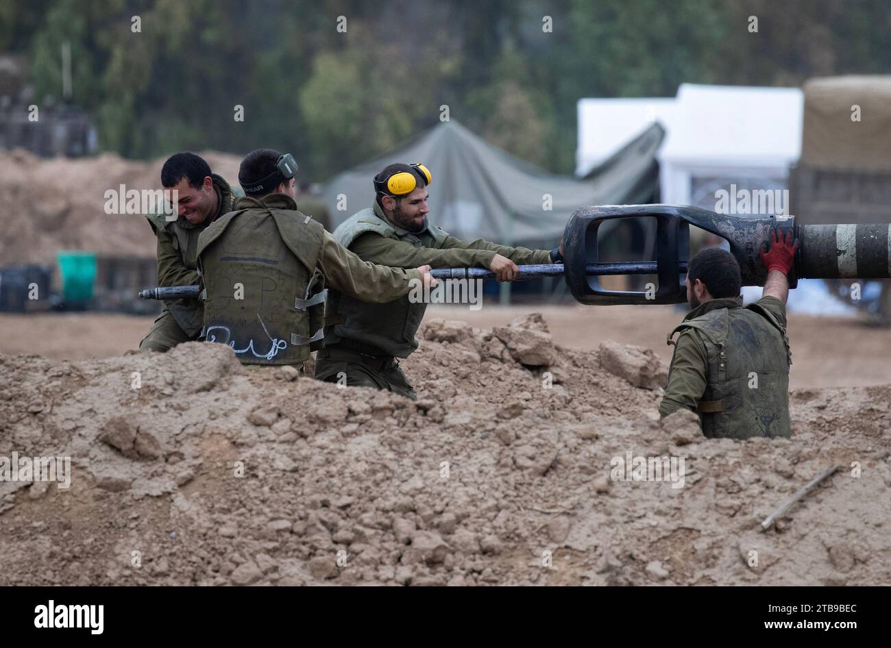 Süd-Israel, Israel. Dezember 2023. Israelische Soldaten reinigen das Fass eines selbstfahrenden 155-mm-Haubitzers, der sich auf einem Einsatzgebiet in der Nähe des Gazastreifens im Süden Israels am 5. Dezember 2023 befindet. Artilleriebeschuss und Bombenangriffe der israelischen Luftwaffe auf den Gazastreifen werden fortgesetzt, da die Bodenkräfte nun im südlichen Gazastreifen operieren. Foto von Jim Hollander/UPI Credit: UPI/Alamy Live News Stockfoto