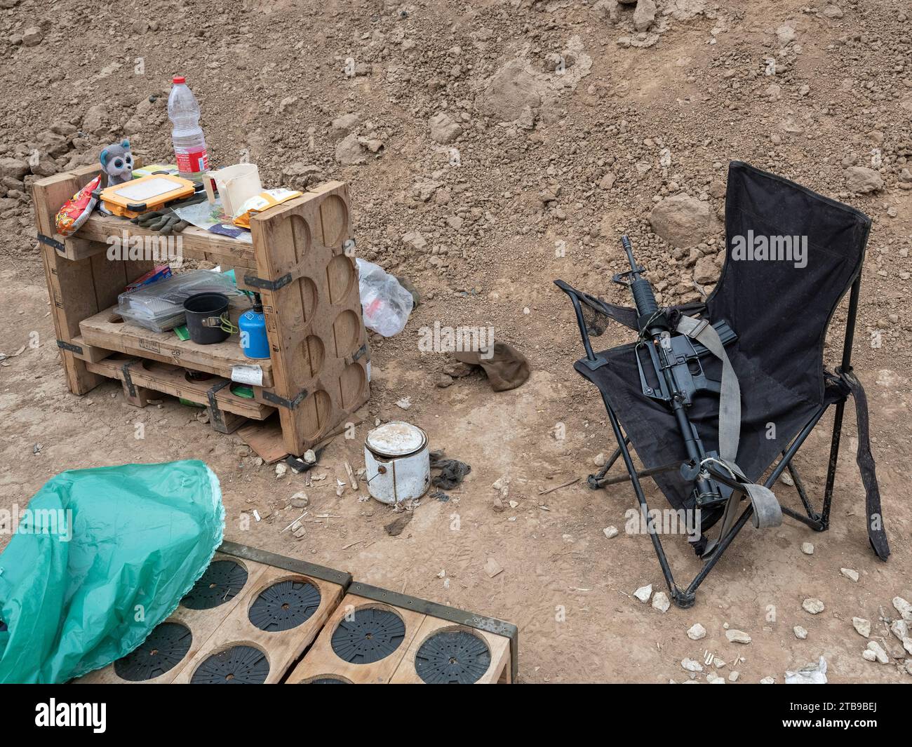 Süd-Israel, Israel. Dezember 2023. Ein Blick auf ein Gebiet neben einem 155-mm-selbstfahrenden Haubitzer, der sich auf einem Aufenthaltsbereich in der Nähe des Gazastreifens im Süden Israels am 5. Dezember 2023 befindet. Artilleriebeschuss und Bombenangriffe der israelischen Luftwaffe auf den Gazastreifen werden fortgesetzt, da die Bodenkräfte nun im südlichen Gazastreifen operieren. Foto von Jim Hollander/UPI Credit: UPI/Alamy Live News Stockfoto