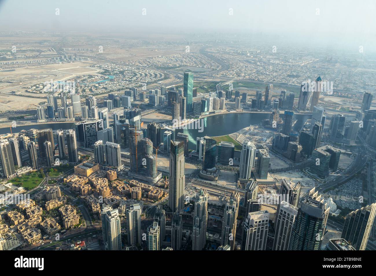 Blick aus der Vogelperspektive auf Dubai Wolkenkratzer vom Burj Khalifa Stockfoto