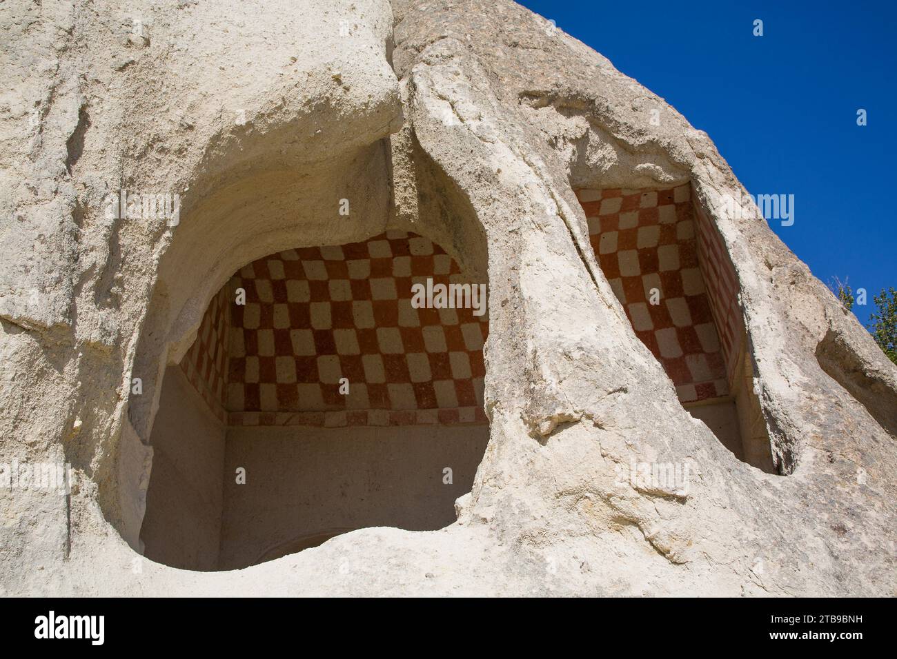 Nahaufnahme des Eingangs zu einem Höhlenhaus mit gemalten, dekorativen geometrischen Mustern an der Innenwand in der Stadt Goreme im Pigeon Valley, Cappad... Stockfoto