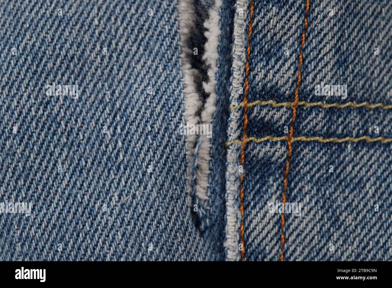 Denim Textile Industrie, Jeans, Jacken, Röcke, Hosen, alter Denim, verblasster Denim. Denim, wie es heute bekannt ist, wurde erstmals in Nimes Frankreich hergestellt!! Stockfoto