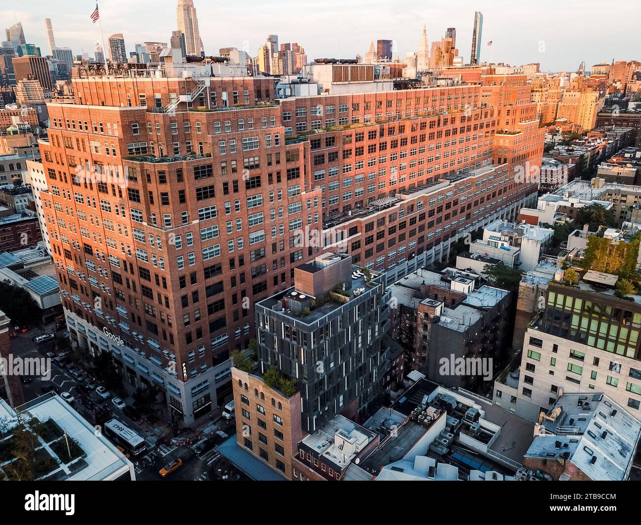 New York, USA - 15. November 2019: Skylines von New York City bei Sonnenuntergang und Google Headquarter in New York Stockfoto