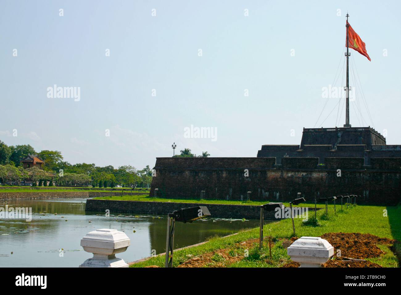 Hue City, Vietnam - 17. April 2009: Die Stage of Flag ist ein Denkmal aus dem 19. Jahrhundert, das aus 3 Pyramidenplattformen mit Kanonen und einem großen Fahnenmast besteht Stockfoto