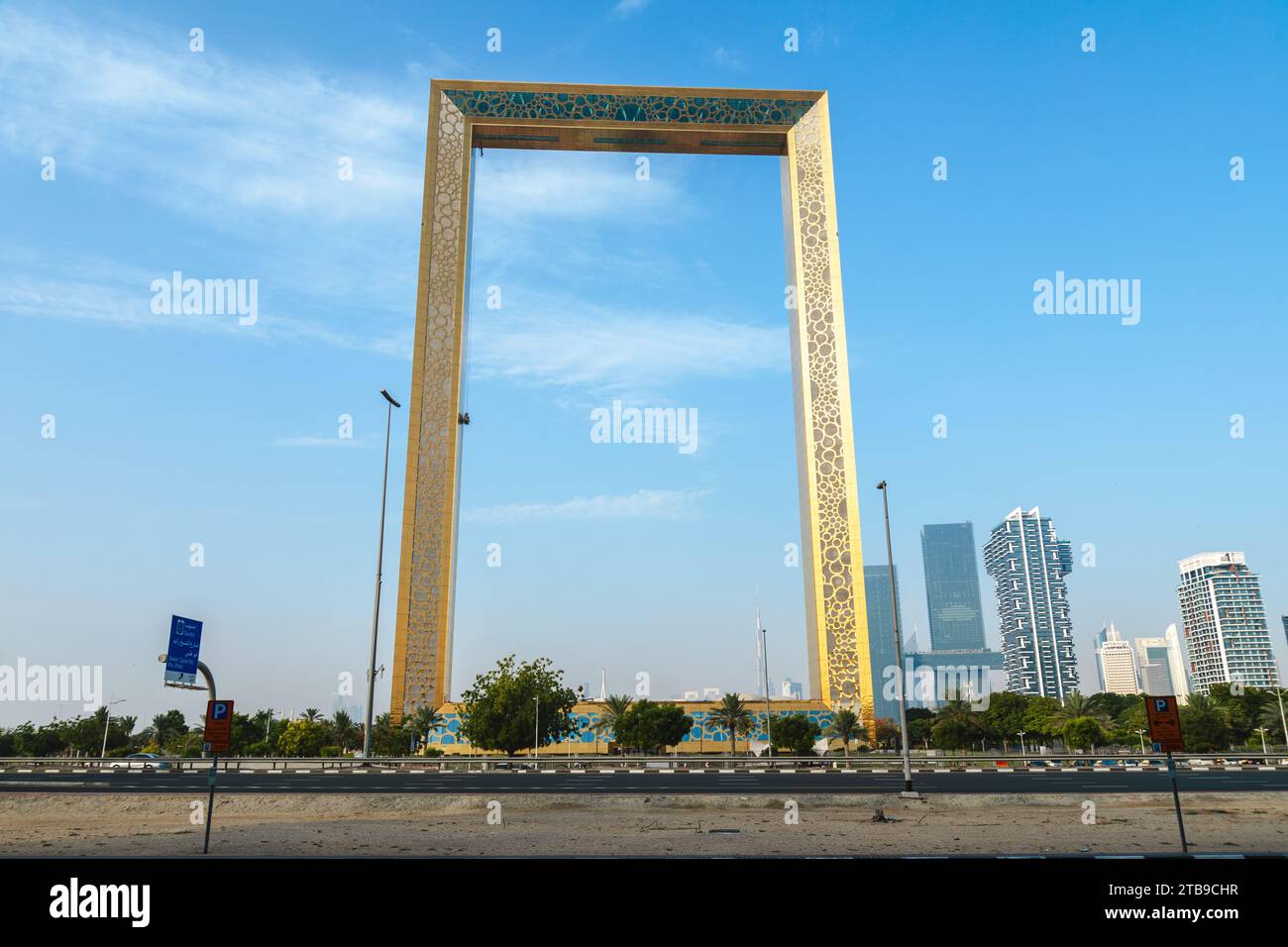 Dubai, Vereinigte Arabische Emirate - 21. Juni 2023: Dubai Frame im Zabeel Park in Dubai. Der größte Rahmen der Welt. Stockfoto