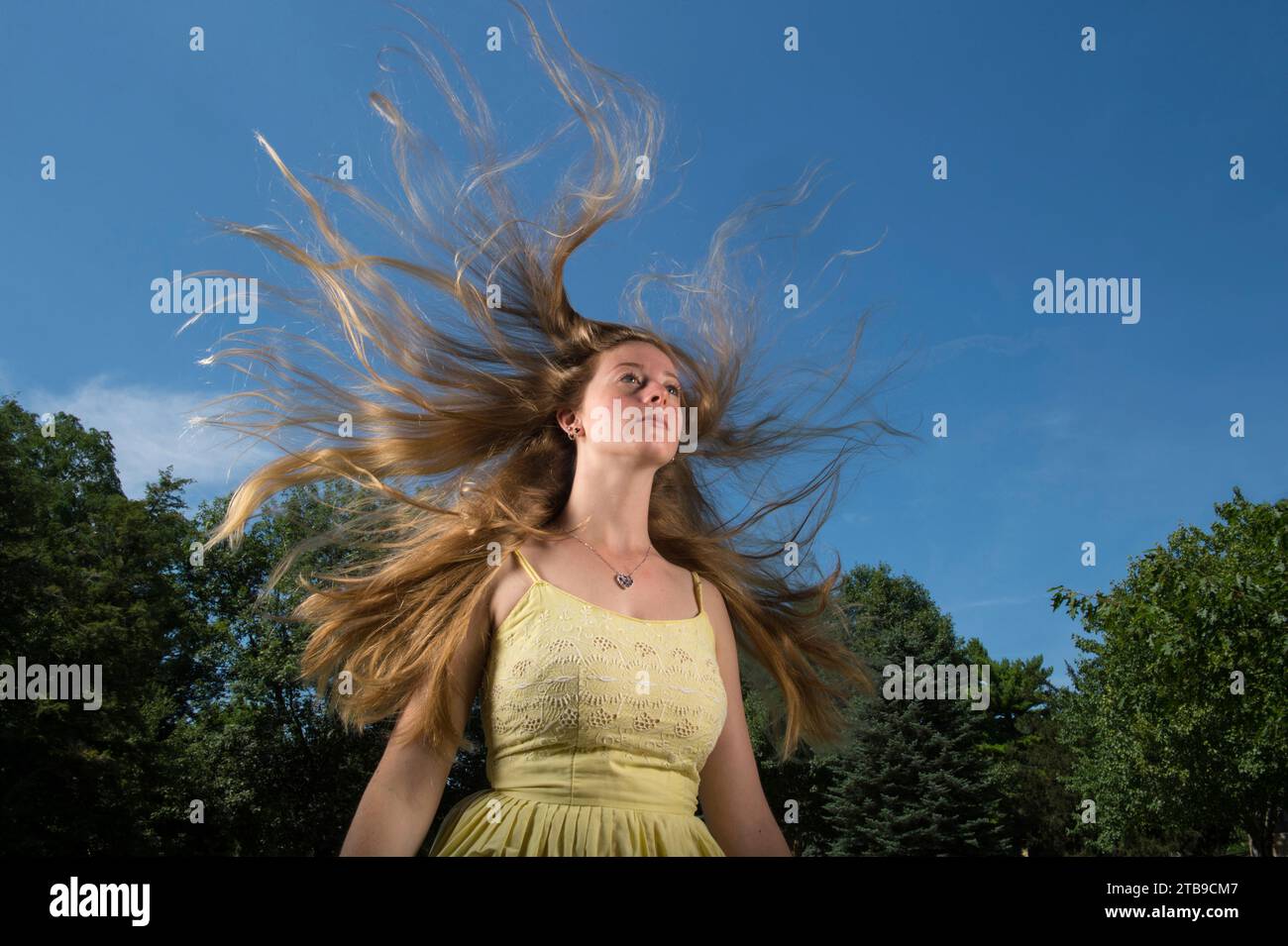 Die blonden Haare eines Teenager-Mädchens stehen um ihren Kopf; Lincoln, Nebraska, USA Stockfoto